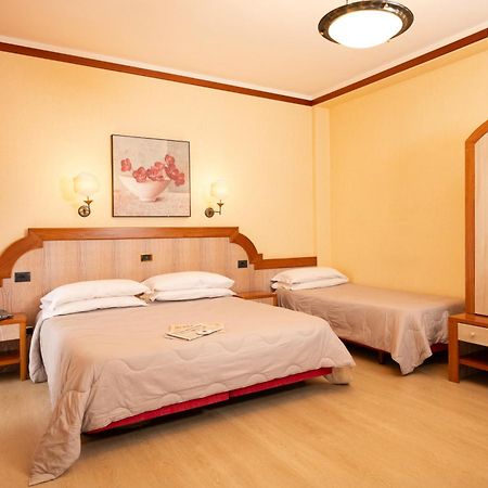 Hotel Promenade Montesilvano Bagian luar foto