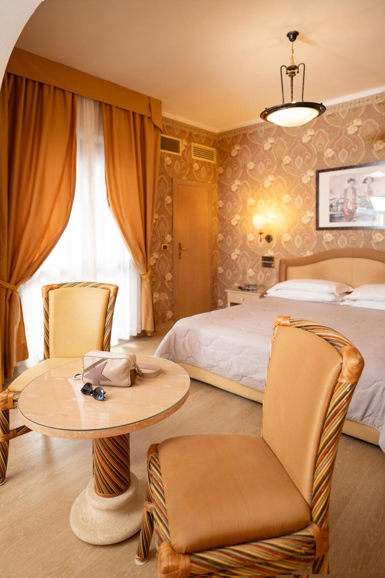 Hotel Promenade Montesilvano Bagian luar foto